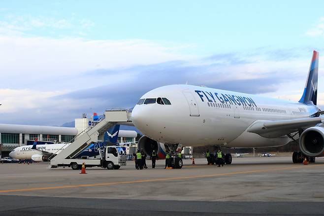 플라이 강원이 28일 도입한 A330-200 기종 중대형 광동체 항공기가 28일 양양국제공항 주기장에 계류돼 있다. 연합뉴스