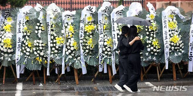 [서울=뉴시스] 김선웅 기자 = 23일 서울 강남서초교육지원청에 마련된 서이초등학교 사망 교사 분향소에서 추모객들이 최근 스스로 목숨을 끊은 서이초 교사를 추모하고 있다. 교원단체 등은 이번 사건이 악성민원 등 학부모의 괴롭힘에 의해 발생했다는 의혹을 제기하고 있으며 경찰은 온라인상에서 제기된 학부모 갑질 여부 등에 대해 조사 중이다. 2023.07.23. mangusta@newsis.com