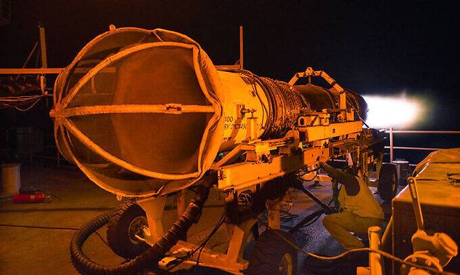 미 해군 정비사가 F414 엔진 연소시험을 하고 있다. 미 해군 제공