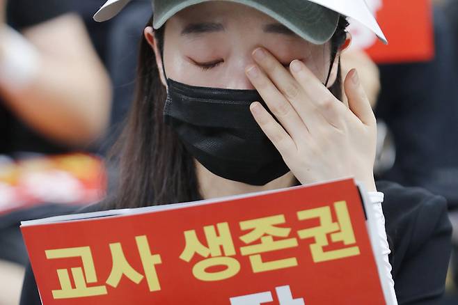 22일 오후 서울 종로구 보신각 앞에서 열린 서이초 교사 사망 사건에 대한 추도식 및 교사 생존권을 위한 집회에서 한 교사가 눈물을 흘리고 있다. 뉴시스