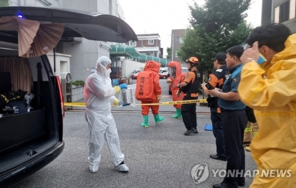 지난 21일 경기 평택 지산동 송탄 우체국에서 소방 관계자들이 우편물 의심신고에 출동해 현장 확인을 하고 있다. 경