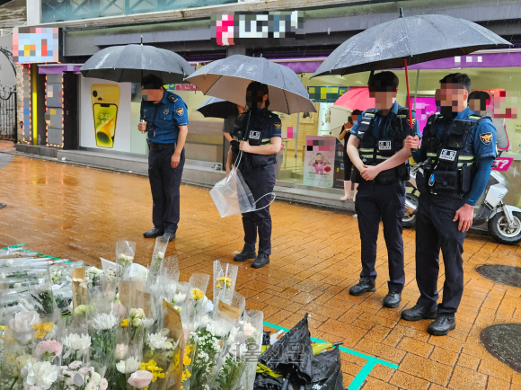 23일 신림지구대 소속 경찰관 4명이 신림역 묻지마 흉기난동 사건이 일어난 장소에 마련된 추모공간을 찾아와 추모하고 있다. 강동용 기자