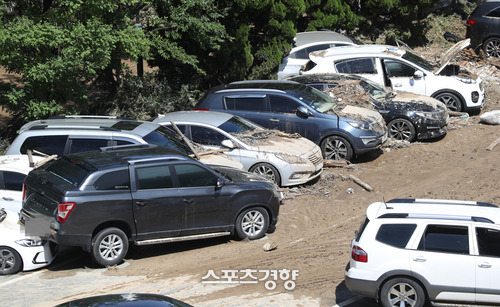 집중 호우로 인해 피해를 입은 차량들. 이들 침수차들이 정비 과정을 거쳐 중고차 시장으로 유입될 가능성이 우려된다.  | 스포츠경향 DB