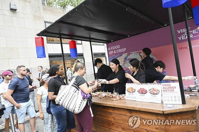 뉴욕 록펠러센터에서 한식 맛보려고 줄선 미국인들 [AP 연합뉴스 자료사진]