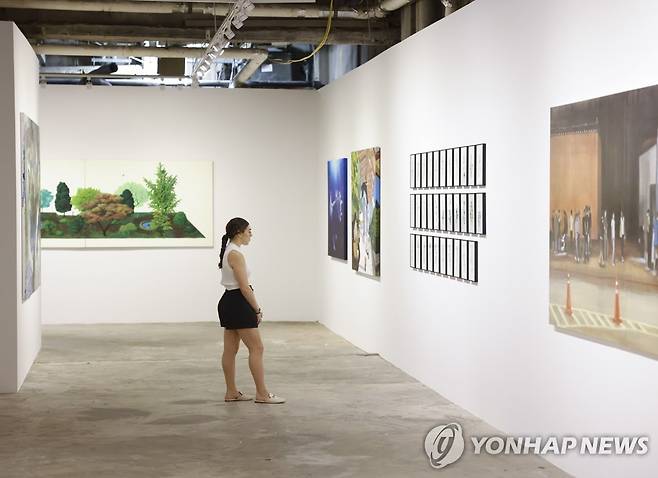 '셀러브레이트 코리아 앳 록펠러센터' 행사에서 한국 미술 전시 감상하는 뉴요커 [UPI 연합뉴스 자료사진]