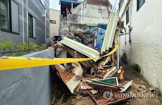 무너진 주택 지붕 (광주=연합뉴스) 23일 오전 광주 남구 방림동 한 주택 일부가 무너져 행정 당국이 안전 조치를 하고 있다. 2023.7.23 [광주 남구 제공. 재판매 및 DB 금지] daum@yna.co.kr