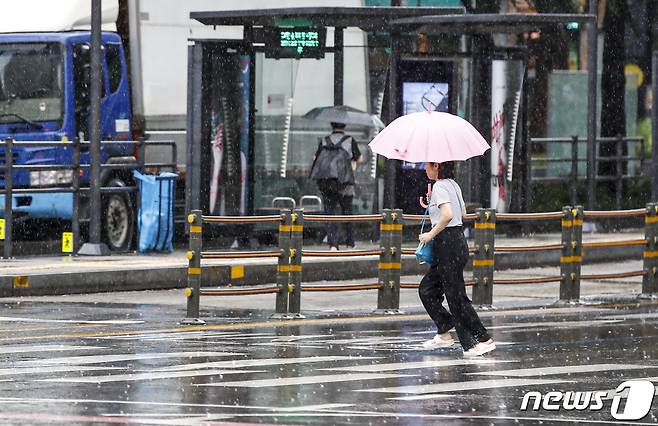 우산을 쓴 시민들이 발걸음을 옮기고 있다.ⓒ News1 DB