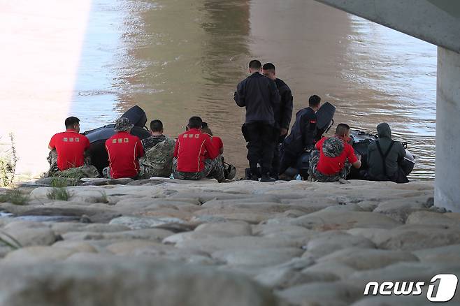 19일 오전 경북 예천군 보문면 미호리 하천에서 실종자를 수색하던 해병대원 1명이 급류에 휩쓸려 실종된 가운데 수색을 중단한 해병대원들이 낙동강 삼강교 아래서 동료의 무사귀환을 애타게 기다리고 있다. 2023.7.19/뉴스1 ⓒ News1 공정식 기자