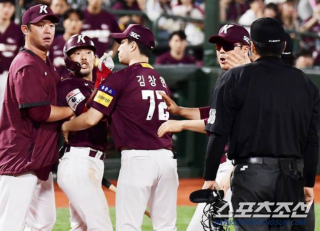 23일 부산 사직야구장에서 KBO리그 롯데와 키움의 경기가 열렸다. 6회 주심의 판정에 어필하다 퇴장을 당한 이용규. 부산=송정헌 기자songs@sportschosun.com