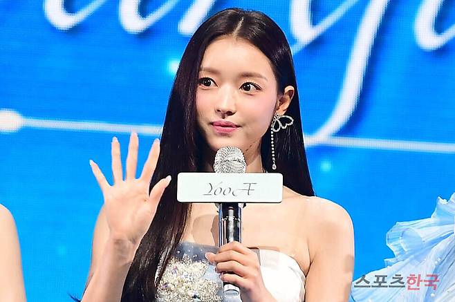 ​미니 9집 '골든 아워글래스(Golden Hourglass)' 쇼케이스에 참석한 오마이걸 유아. ⓒ이혜영 기자 lhy@hankooki.com​