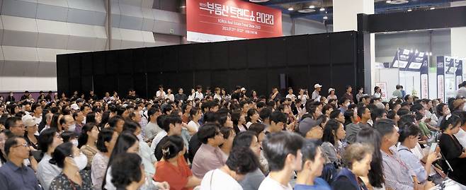 지난 22일 서울 삼성동 코엑스에서 열린 본사 주최 '부동산 트렌드쇼'의 한 강연장에 관람객들이 빼곡히 앉아 강연자 발언에 귀를 기울이고 있다. 일부 강연은 500여 석 자리가 모자라, 서서 듣는 사람도 많았다. /이도플래닝