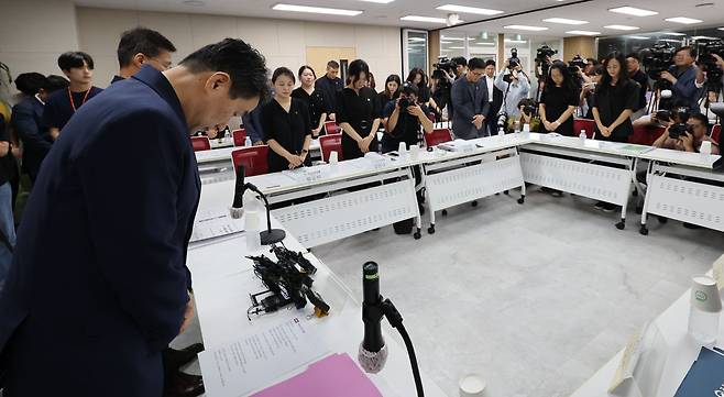 24일 오후 서울 영등포구 한국노총빌딩에서 열린 교육부-교사노동조합연맹 교사 교육활동 보호를 위한 간담회에서 이주호 부총리 겸 교육부 장관(왼쪽)과 참석자들이 서이초 담임교사 A씨를 추모하며 묵념하고 있다. /연합뉴스