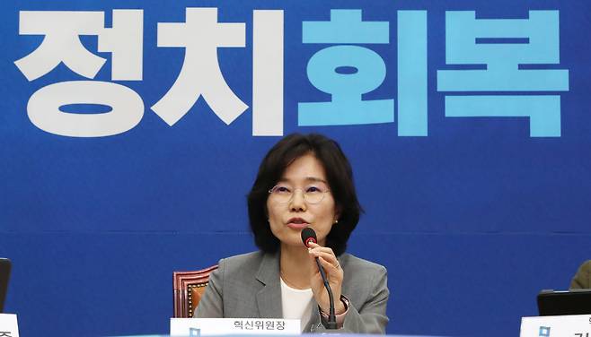 김은경 더불어민주당 혁신위원장이 12일 오후 서울 여의도 국회에서 열린 기자간담회에서 취재진 질문에 답하고 있다. 회의장 백드롭에 '정치 회복'이라는 내용이 적혀있다. /뉴스1