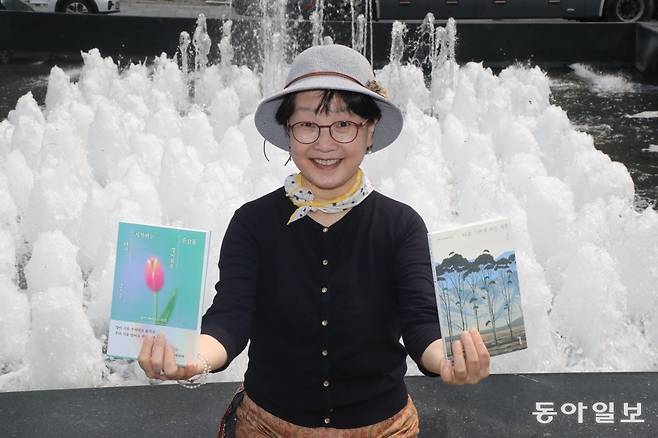 21일 서울 종로구 청계천에서 웃고 있는 정은귀 한국외대 영미문학·문화학과 교수. 김동주 기자 zoo@donga.com