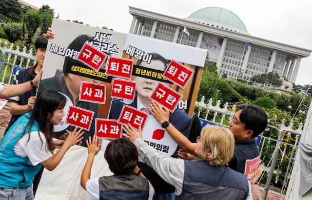 전국민주노동조합총연맹 조합원들이 17일 서울 여의도 국회 앞에서 기자회견을 열어 정부 여당의 실업급여 삭감·폐지 움직임을 비판했다. 뉴스1