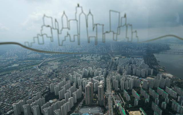 24일 서울 송파구 롯데월드타워 서울스카이에서 내려다본 시내 아파트 단지의 모습. 뉴스1