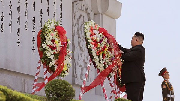 지난해 7월 북중 우의탑 찾은 김정은 국무위원장 [자료사진 제공 : 연합뉴스]