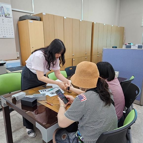 실종 위험이 높은 지적장애인에게 배회감지기를 채워지고 있다. [사진=군산시 ]