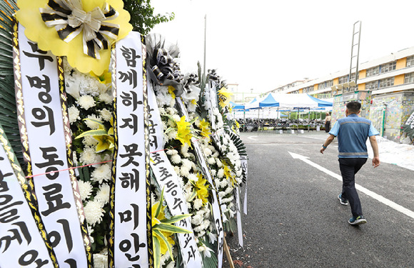 24일 오전 교사가 교내에서 극단적 선택을 한 서울 서초구 서이초등학교 앞으로 시민이 지나고 있다. 교육부와 서울시교육청은 합동조사단을 꾸려 24일부터 오는 27일까지 교사 사망 사안에 대해 조사를 벌인다. 2023.07.24. [사진=뉴시스]