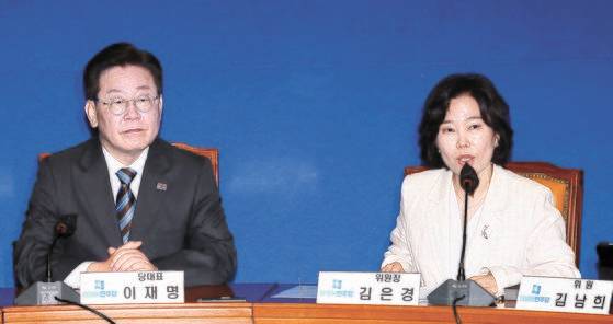 친(親)이재명계 원외 인사들이 22대 총선 공천룰 재개정 문제를 이슈화한 가운데, 더불어민주당 김은경혁신위가 ‘공천룰 재검토’를 시사하면서 정치권에선 “민주당 공천 전쟁이 시작됐다”는 평가가 나온다. 사진은 지난 6월 20일 열린 김은경혁신위 1차 회의에 참석한 이재명 민주당 대표(왼쪽)과 김은경 위원장(오른쪽) 모습. 김현동 기자