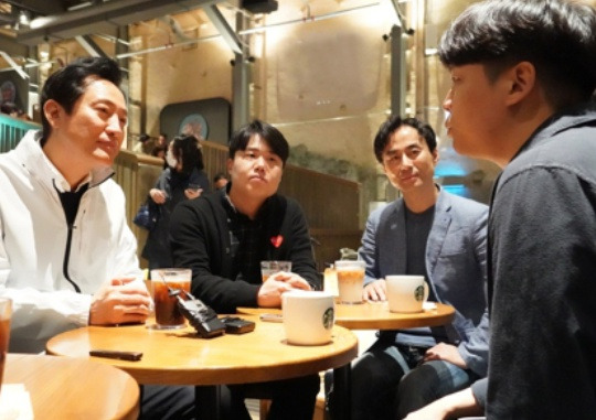 Seoul Mayor Oh Se-hoon meets with the executives of the Saerogochim Labor Council at the Starbucks Kyungdong 1960 store located inside the Gyeongdong Market in Dongdaemun-gu, Seoul on May 1. Yonhap News