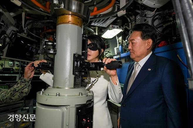 윤석열 대통령 배우자 김건희 여사가 지난 19일 부산에 기항한 미국 전략핵잠수함 켄터키함에 승선해 잠망경을 들여다보고 있다. 미 해군 제공