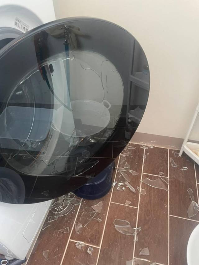 세탁기 문 안쪽 유리가 저절로 깨지며 산산조각 난 모습. 연합뉴스