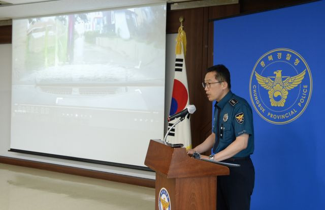 윤성철 충북경찰청 112지역경찰계장이 23일 충북경찰청 8층 교육실에서 오송 지하차도 참사 당시 순찰차의 블랙박스 영상을 공개하며 '경찰 미출동' 의혹에 대해 반박하고 있다. 뉴시스