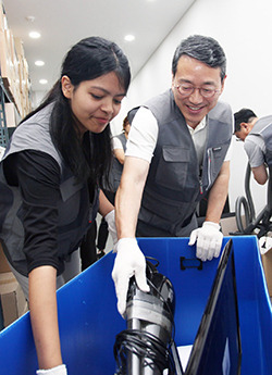 LG Electronics Inc. Chief Executive Officer 
Cho Joo-wan, right, collects waste electronics. 
[Coutesy of LG Electronics]