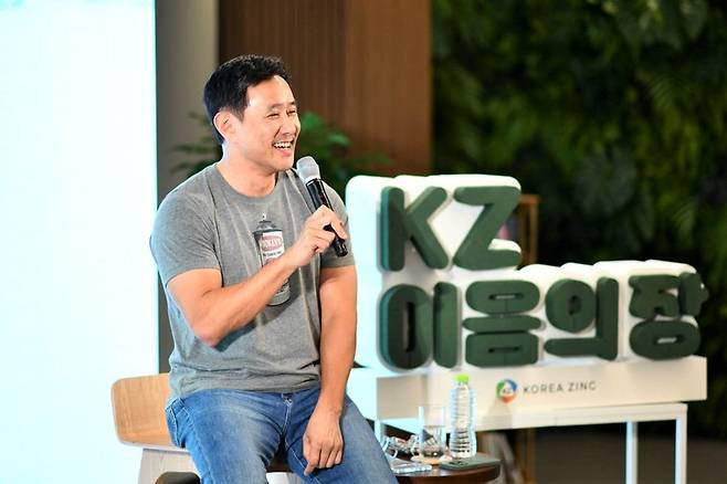 최윤범 고려아연 회장이 지난 21일 서울 논현동 고려아연 본사 라운지에서 개최된 '생각을 읽다,마음을 잇다' 타운홀 미팅에 참석해 인터뷰를 진행하고 있다.  고려아연