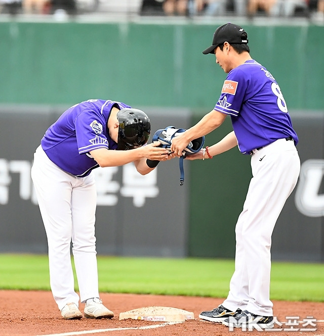 15일 부산에서 열린 올스타전에서 박건우가 안타를 친 뒤 강인권 NC 감독에게 고개를 숙이며 인사하고 있다. 사진=천정환 기자