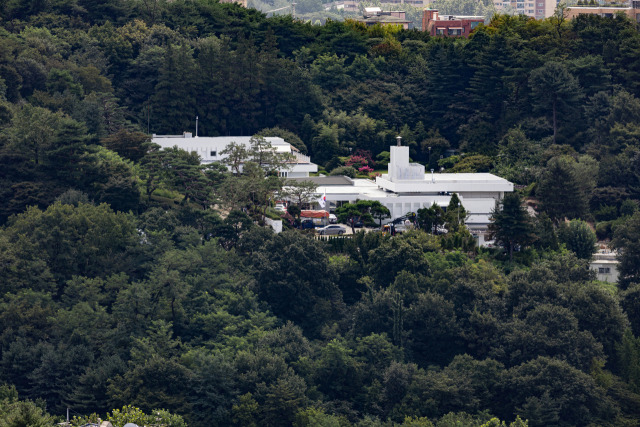 서울 남산에서 바라본 서울 용산구 한남동 대통령 새 관저의 모습. [연합]