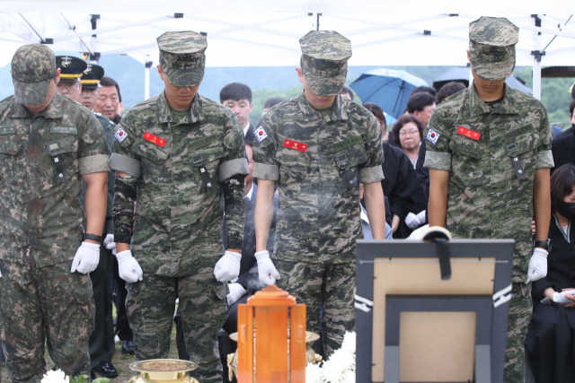 ▲고(故) 채수근 상병의 안장식이 22일 오후 국립대전현충원에서 거행되고 있는 가운데 동료들이 채 상병을 추모하고 있다. 채수근 상병은 지난 19일 경북 예천 내성천에서 실종자를 수색하던 중 급류에 휩쓸려 숨졌다. ⓒ연합뉴스