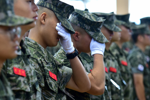 ▲22일 경북 포항 해병대 1사단 체육관인 '김대식관'에서 열린 고 채수근 상병 영결식에서 해병대원이 눈물을 흘리고 있다. 채 상병은 지난 19일 오전 9시께 예천 내성천에서 실종자를 수색하던 중 급류에 휩쓸려 숨졌다. ⓒ연합뉴스