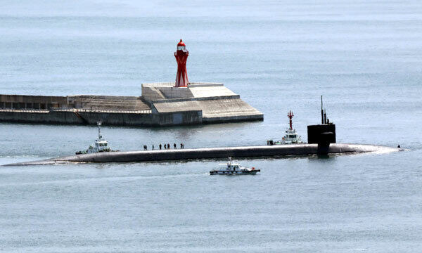 미국 오하이오급 핵추진 탄도유도탄 잠수함 '켄터키함'(SSBN-737)이 21일 부산 남구 해군작전사령부 부산작전기지에서 출항하고 있다. 뉴시스