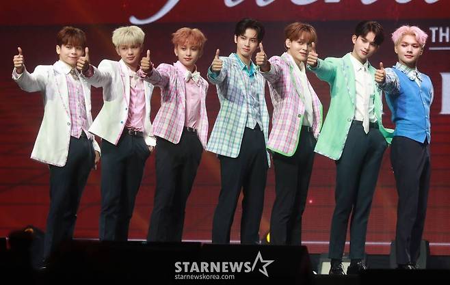 그룹 호라이즌(HORI7ON)이 24일 오후 서울 올림픽공원 올림픽홀에서 진행된 데뷔 정규앨범 'Friend-SHIP'(프렌드-십) 발매기념 쇼케이스에서 포즈를 취하고 있다.  이번 앨범에는 타이틀곡 'SIX7EEN'(식스틴)을 비롯해 'How You Feel'(하우 유 필), 'Bonnie & Clyde'(보니 & 클라이드), 'Light Way'(라이트 웨이) 등이 수록됐다. /2023.07.24 /사진=이동훈 기자 photoguy@