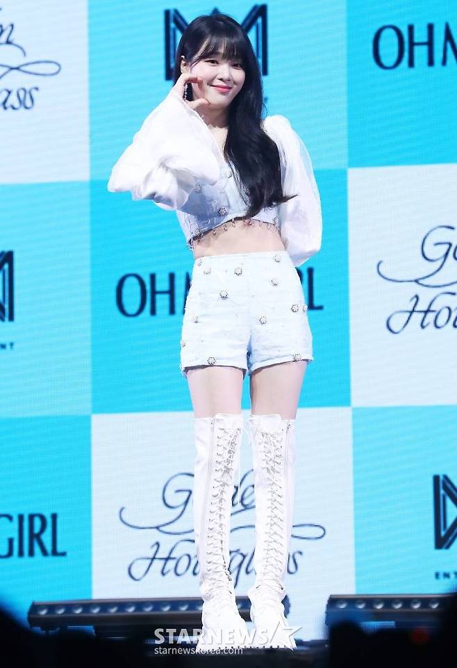 걸그룹 오마이걸(OH MY GIRL) 승희가 24일 오후 서울 광진구 광장동 예스24 라이브홀에서 진행된 아홉 번째 미니 앨범 'Golden Hourglass' 발매 기념 쇼케이스에 참석해 포즈를 취하고 있다.  이번 앨범은 지난해 3월 발매했던 정규 2집 'Real Love' 이후 약 1년 4개월 만의 신보로, 무더워진 여름 속 더욱 빛을 발하는 오마이걸의 눈부신 '골든 타임'을 담은 앨범이다. 2023.07.24 /사진=김창현 기자 chmt@