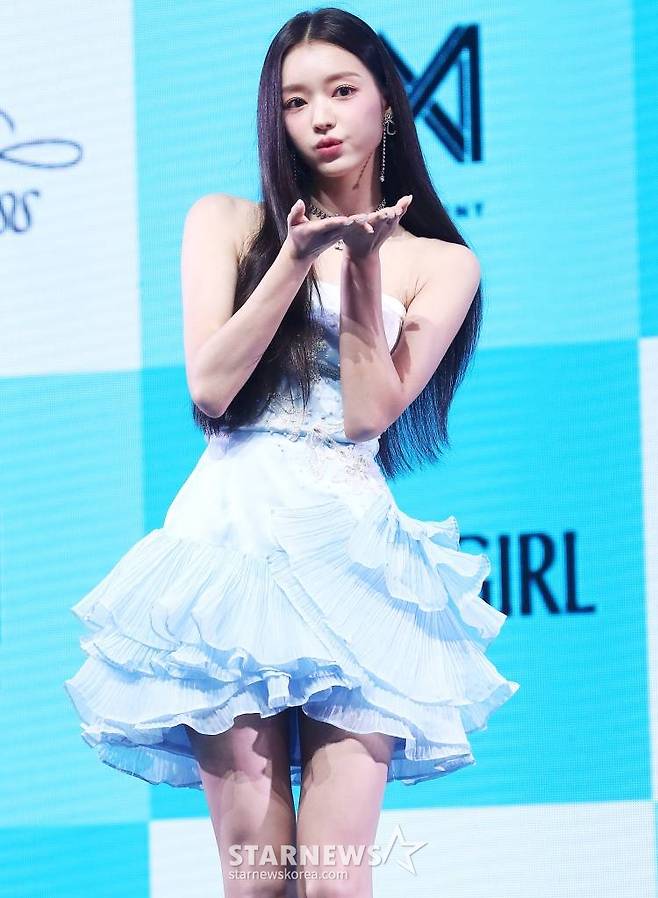 걸그룹 오마이걸(OH MY GIRL) 유아가 24일 오후 서울 광진구 광장동 예스24 라이브홀에서 진행된 아홉 번째 미니 앨범 'Golden Hourglass' 발매 기념 쇼케이스에 참석해 포즈를 취하고 있다.  이번 앨범은 지난해 3월 발매했던 정규 2집 'Real Love' 이후 약 1년 4개월 만의 신보로, 무더워진 여름 속 더욱 빛을 발하는 오마이걸의 눈부신 '골든 타임'을 담은 앨범이다. 2023.07.24 /사진=김창현 기자 chmt@