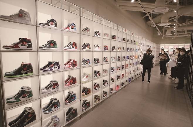 번개장터는 한정판 스니커즈를 만날 수 있는 오프라인 매장 '브그즈트 랩'을 열었다.[사진=연합뉴스]