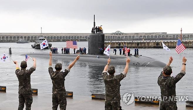 아나폴리스함 환영하는 해군 장병들 (서울=연합뉴스) 한국 해군 장병들이 24일 제주 해군기지에 입항한 미국 LA급 핵추진잠수함(SSN) 아나폴리스함을 환영하고 있다. 2023.7.24 [해군 제공. 재판매 및 DB 금지] photo@yna.co.kr