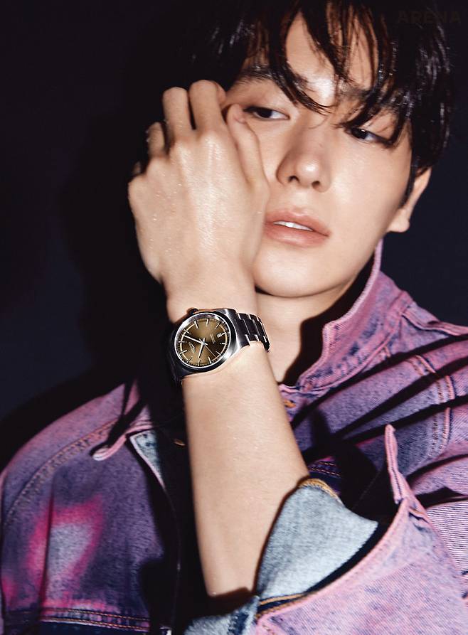 41mm 스테인리스 스틸 케이스, 스테인리스 스틸 브레이슬릿, 오토매틱, L888 칼리버, 72시간 파워 리저브, 시, 분, 초 및 날짜 표시, 10bar 방수 기능의 론진 콘퀘스트 2백80만원 론진 제품. 데님 재킷 팜 엔젤스 제품.