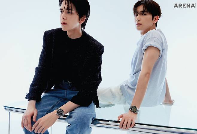 (왼쪽부터) 41mm 스테인리스 스틸 및 세라믹 케이스, 스테인리스 스틸 브레이슬릿, 오토매틱, L844 칼리버, 시, 분, 초 및 날짜 표시, 24시간 타임 존, 30bar 방수 기능의 론진 하이드로콘퀘스트 GMT 블랙·그린 각각 3백80만원 모두 론진 제품. (왼쪽부터) 트위드재킷 크러쉬 어게인, 이너 톱·팬츠·슈즈·벨트 모두 스타일리스트 소장품. 티셔츠 51퍼센트, 팬츠 호이테 제품.