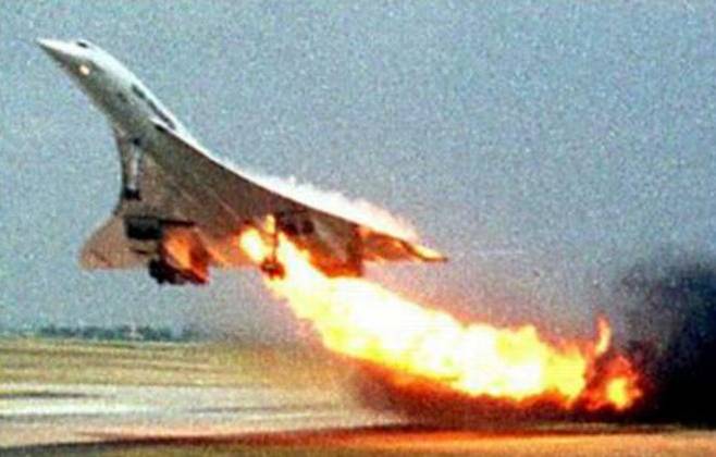 엔진에 불이 붙은 콩코드 항공기가 찍힌 모습이다. 이륙 부터 불이 붙었지만 멈출 수 없었다. (사진=concordesst.com)