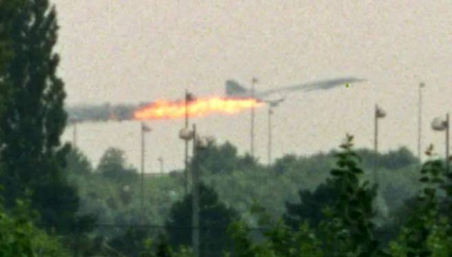 엔진에 불이 붙은 콩코드 항공기가 찍힌 모습이다. (사진=concordesst.com)