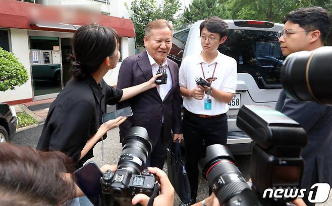 이태원 참사 당시 부실 대응 논란을 빚은 이상민 행정안전부 장관에 대한 탄핵소추안이 기각된 25일 오후 이 장관이 서울 압구정동 자택을 나서며 취재진의 질문에 답하고 있다. 이날 헌재는 9명 전원 일치 의견으로 이 장관에 대한 탄핵심판 청구를 기각했다. 2023.7.25/뉴스1 ⓒ News1 김성진 기자