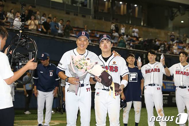 25일 오후 서울 송파구 잠실야구장에서 열린 프로야구 '2023 신한은행 SOL KBO리그' 두산 베어스와 롯데 자이언츠의 경기에서 8대 5로 승리를 거둔 이승엽 두산 감독과 주장 허경민이 기념 촬영을 하고 있다. 이 감독은 개막 3달 만에 11연승을 달성했으며 이는 국내 사령탑 데뷔 시즌 최다연승 신기록이다. (공동취재) 2023.7.25/뉴스1 ⓒ News1 신웅수 기자