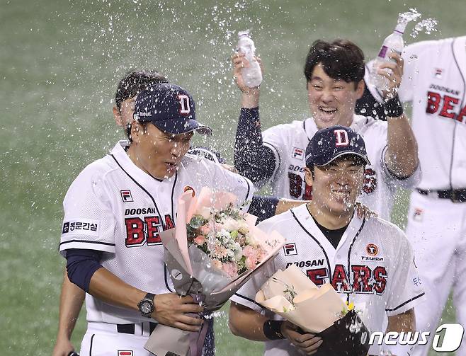 25일 오후 서울 송파구 잠실야구장에서 열린 프로야구 '2023 신한은행 SOL KBO리그' 두산 베어스와 롯데 자이언츠의 경기에서 8대 5로 승리를 거둔 이승엽 두산 감독이 꽃다발에 이어 물세례를 받고 있다. 이 감독은 개막 3달 만에 11연승을 달성했으며 이는 국내 사령탑 데뷔 시즌 최다연승 신기록이다. 2023.7.25/뉴스1 ⓒ News1 신웅수 기자