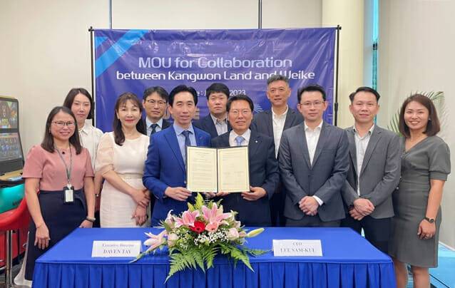 데이븐 테이 위키 전무(앞줄 왼쪽 세 번째)와 이삼걸 강원랜드 사장(앞줄 왼쪽 네 번째)가 25일 위키의 제조공장이 있는 말레이시아 샤알람에서 '슬롯머신 교환 양해각서'에 서명한 후 참석자들과 기념촬영을 하고 있다.