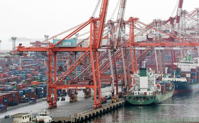 부산항 신선대부두에서 컨테이너 하역작업이 진행되고 있는 모습. / 연합뉴스