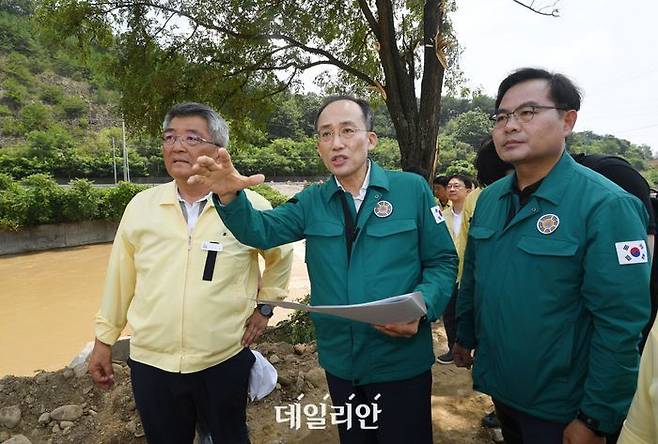 추경호 경제부총리 겸 기획재정부 장관이 지난 21일 집중호우로 인한 하천 범람 피해를 입은 경북 예천 용문지구를 방문해 피해상황을 둘러보며 관계자의 설명을 듣고 있다. ⓒ데일리안 DB